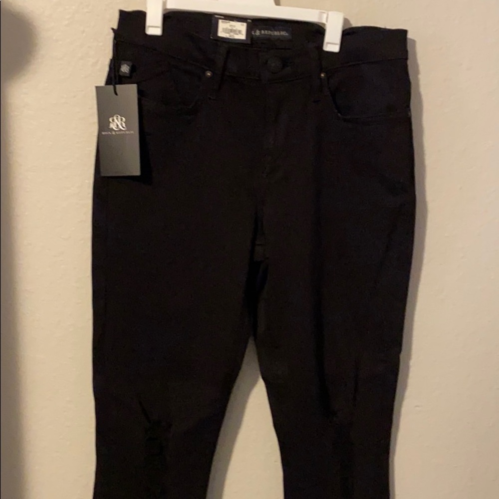 Women’s 10M Rock & Republic black distressed jeans